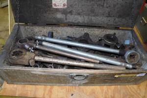 lot 21 image: Manual Pipe Threader with Tool Box