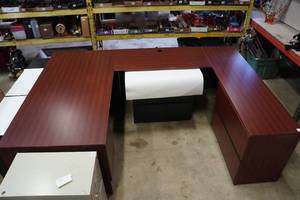 lot 133 image: Large Desk