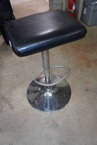 lot 134 image: Adjustable Height Stool