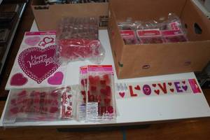 lot 298 image: Assorted Valentines Dcor