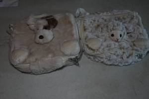 lot 369 image: 2 Plushies Lunch Boxes