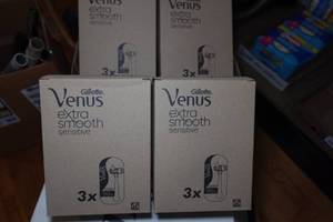 lot 344 image: 12 Gillette Venus Extra Smooth Razors
