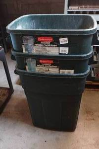 lot 135 image: 3 Rubbermaid Bins with Lids - Fits 33 Gallon Garbage Bags