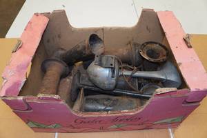 lot 23 image: 1930s and 40s Car Horns
