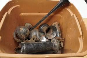 lot 25 image: 1930s and 40s Car Horns