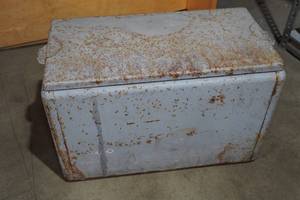 lot 87 image: Vintage Metal Travel Cooler