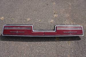 lot 101 image: 1977 Ford T-Bird Taillight Assembly