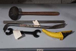 lot 204 image: Tools and Oil Can Spout
