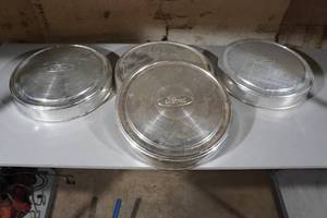 lot 256 image: Set of Ford Hub Caps