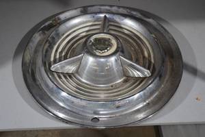 lot 260 image: Oldsmobile Hub Cap