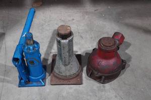 lot 265 image: Vintage Bottle and Screw Jacks