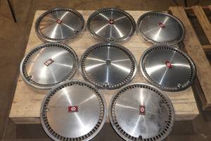lot 284 image: Oldsmobile Hub Caps
