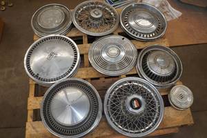 lot 438 image: Assorted GM Hub Caps