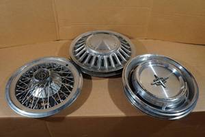 lot 444 image: FordLincolnMercury Hub Caps