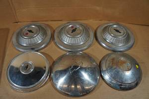 lot 450 image: Chevrolet Hub Caps