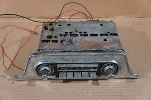 lot 465 image: Oldsmobile Wonder Bar Factory AM Radio