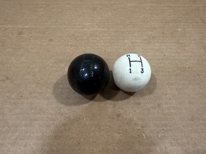 lot 492D image: 2 Vintage 3-Speed Shifter Knobs