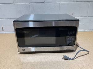 lot 204 image: GE 1.1 Cu. Ft. Capacity Countertop Microwave Oven