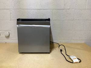 lot 413 image: Hisense 1.6 Cu Ft Single Door Mini Fridge