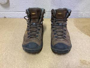 lot 416 image: KEEN 1020218 Durand II Mid Waterproof Hiking Boots for Men size 10.5