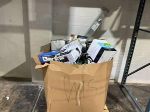 lot 917 image: Wholesale Pallet of Miscellaneous Items