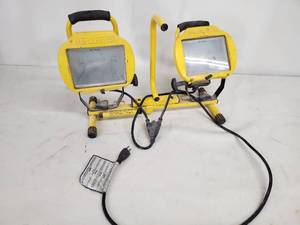 lot 7 image: WorkForce Dual Head Portable Halogen Work Light with Stand