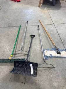 lot 9 image: Lot of Long Handled Tools