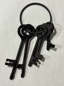 lot 39 image: 5 Jailhouse Keys