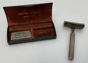 lot 19 image: 1930s Valet Auto Strap Razor In Original Tin Case, Travel Shaving Set