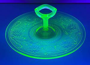 lot 41 image: Vintage Uranium Glass 11 12 Server Dish