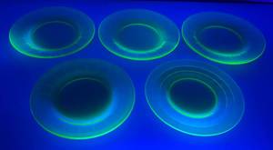 lot 43 image: Vintage Uranium Glass 8 38 Plates