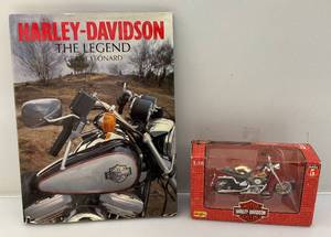 lot 241 image: Masito 118 Scale Miniature Die Cast Motorcycle & Harley Davidson Hard Cover Book