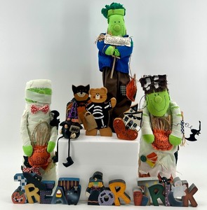 lot 84 image: Trick or Treat with Mummy and Bear Figures