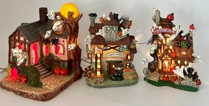 lot 86 image: Set of 3 Lighted Halloween Village Houses with Ghost and Pumpkin Designs