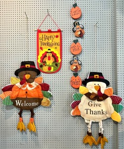 lot 166 image: Thanksgiving Turkey Wall Hanging Decor Assortment