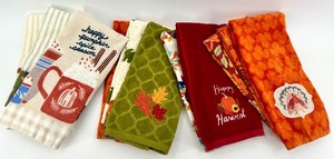 lot 167 image: Set of 11 Fall and Thanksgiving Themed Kitchen Towels