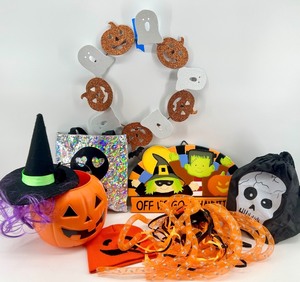lot 170 image: Halloween Decor and Trick-or-Treat Accessories Collection