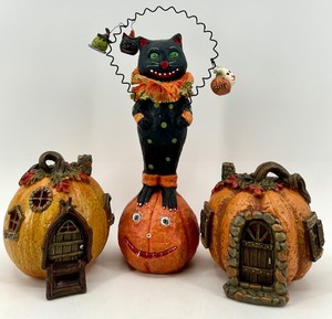 lot 174 image: Halloween Cat Figurine and Pumpkin House Decorations