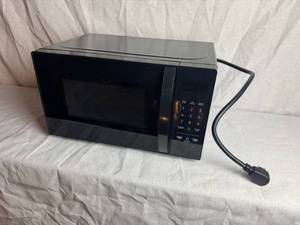 lot 2 image: Microwave