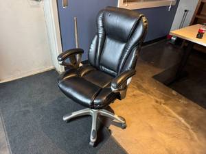 lot 29 image: Office Chair