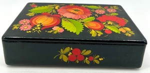 lot 16 image: Hand-Painted Floral Russian Lacquer Box