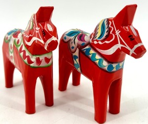lot 48 image: Set of 2 Swedish Dala Horse Hand-Painted Wooden Figurines