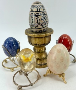 lot 54 image: Set of 5 Decorative Eggs with Brass Stands and Pedestal including Stone Eggs