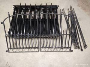 lot 5 image: Portable Metal Garden Fence
