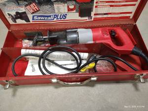 lot 8 image: Milwaukee Heavy Duty Sawzall