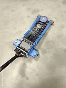 lot 13 image: Power Torque 3 Ton Garage Jack