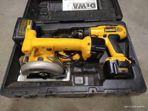 lot 15 image: DeWalt 12V Tool Kit - Drill & Saw