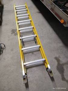 lot 17 image: Nice Bauer 16 Fiberglass Extension Ladder