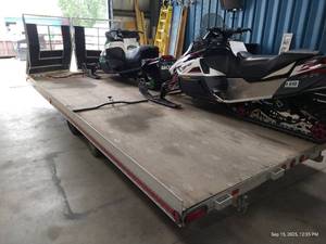 lot 70 image: 1994 Triton 4-Place Snowmobile Trailer