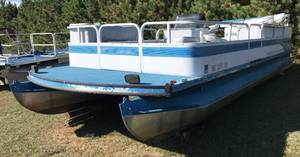 1985 Crestliner 24' Pontoon